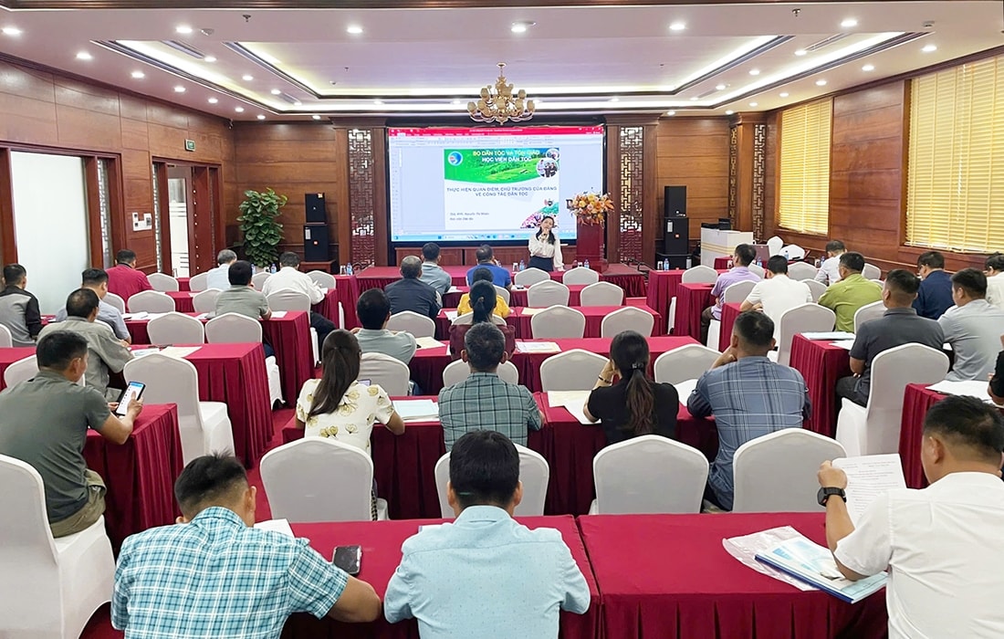 Trong thời gian bồi dưỡng từ ngày 25 - 29/7, các học viên được nghiên cứu, học tập các chuyên đề như: các dân tộc thiểu số ở Việt Nam; thực hiện quan điểm, chủ trương của Đảng về công tác dân tộc