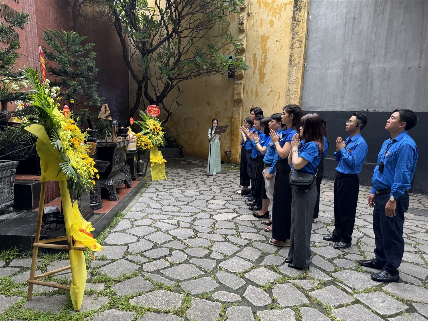 Đoàn Thanh niên Bộ Dân tộc và Tôn giáo thành kính đặt hoa và dâng hương trước đài tưởng niệm các anh hùng liệt sĩ Hỏa Lò Đoàn Thanh niên Bộ Dân tộc và Tôn giáo thành kính đặt hoa và dâng hương trước đài tưởng niệm các anh hùng liệt sĩ Hỏa Lò
