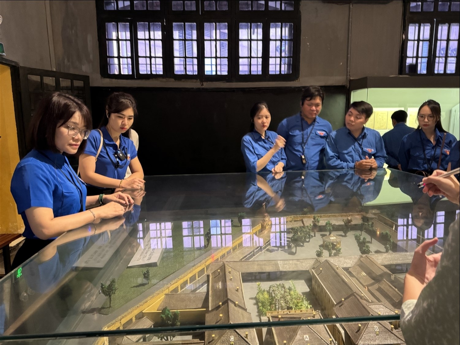 Đoàn viên, thanh niên tham qua khu Du tích lịch sử Nhà tù Hỏa Lò Đoàn viên, thanh niên tham qua khu Du tích lịch sử Nhà tù Hỏa Lò