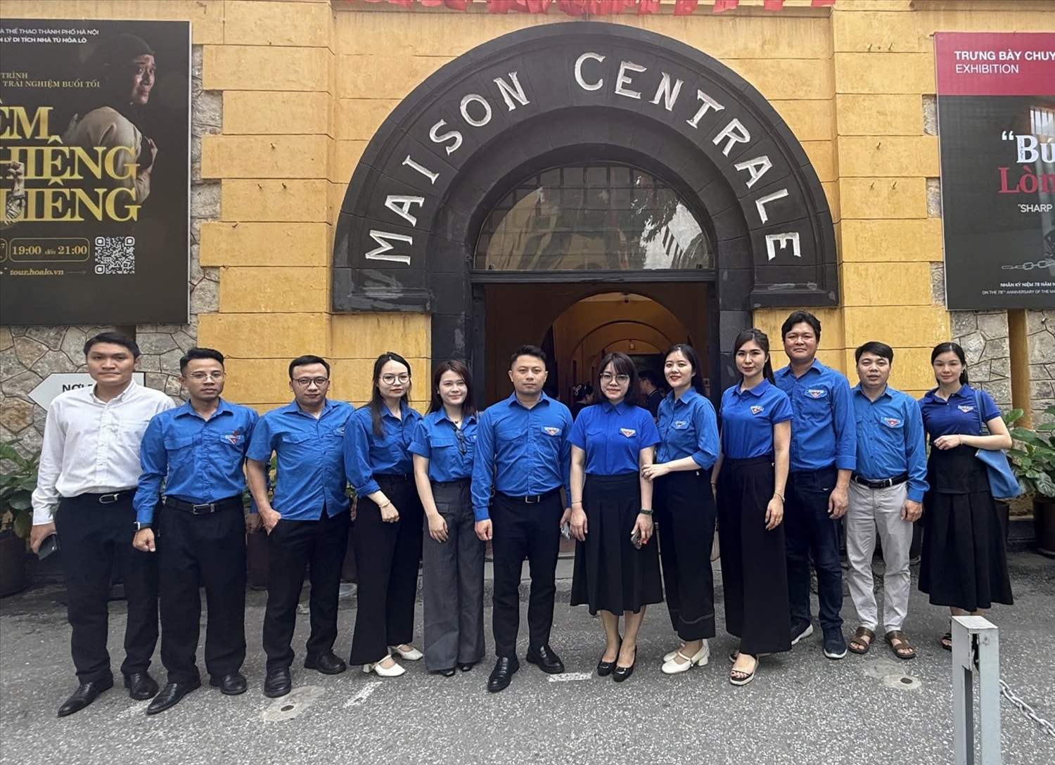 Đoàn chụp ảnh lưu niệm trước Di tích lịch sử Nhà tù Hỏa Lò Đoàn chụp ảnh lưu niệm trước Di tích lịch sử Nhà tù Hỏa Lò
