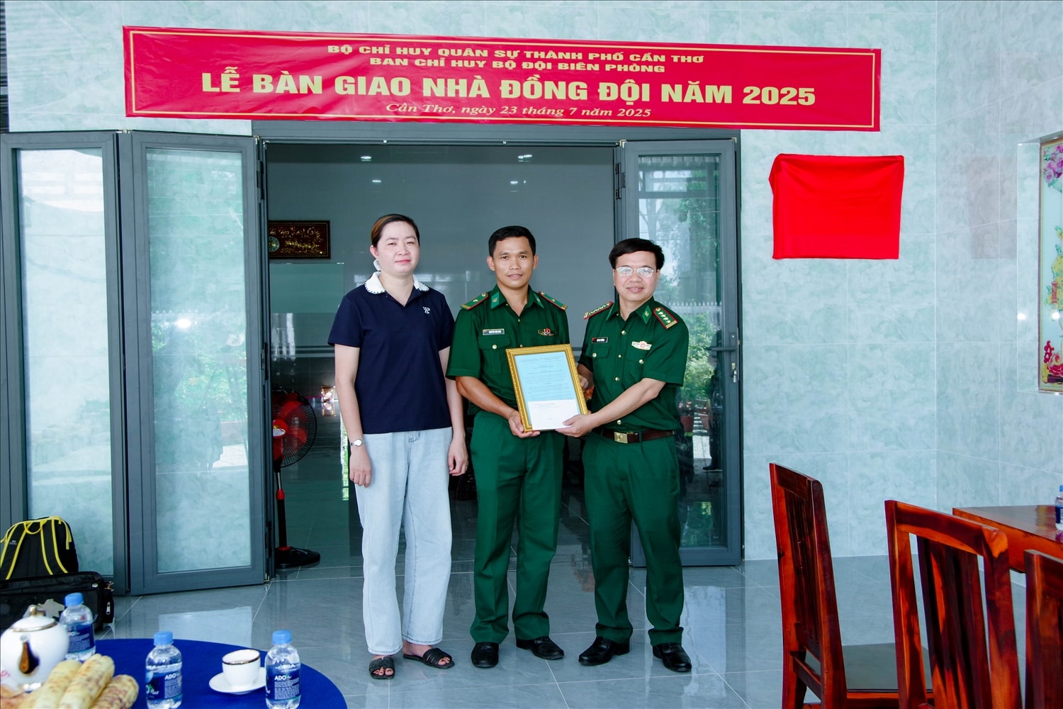 Đại tá Hà Huy Trường, Phó Chính ủy Ban chỉ huy BĐBP TP Cần Thơ trao quyết định bàn giao nhà cho gia đình thiếu tá Nguyễn Văn Đen
