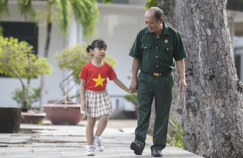 Thượng sĩ Nguyễn Chí Tường cùng con một nhân viên Vinamilk tại Trung tâm Điều dưỡng Thương binh và Người có công Long Đất (Ảnh: Thanh Bình). Thượng sĩ Nguyễn Chí Tường cùng con một nhân viên Vinamilk tại Trung tâm Điều dưỡng Thương binh và Người có công Long Đất (Ảnh: Thanh Bình).
