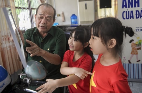 Những bức tranh do con em nhân viên Vinamilk vẽ trở thành cầu nối gắn kết quá khứ với tương lai. (Ảnh: Thanh Bình) Những bức tranh do con em nhân viên Vinamilk vẽ trở thành cầu nối gắn kết quá khứ với tương lai. (Ảnh: Thanh Bình)