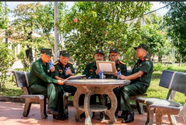 Các bác cựu chiến binh chăm chú đọc những dòng chữ nhỏ, được các em gửi kèm trong mỗi bức tranh. (Ảnh: Duy Cường) Các bác cựu chiến binh chăm chú đọc những dòng chữ nhỏ, được các em gửi kèm trong mỗi bức tranh. (Ảnh: Duy Cường)