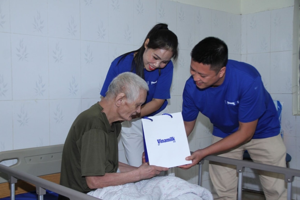 Góp phần chăm sóc sức khỏe thể chất cho những anh hùng của đất nước, Vinamilk dành tặng những món quà dinh dưỡng thiết thực như sữa tươi Vinamilk 100%, sữa hỗ trợ ăn ngủ ngon Sure Prevent Gold… (Ảnh: Thanh Bình) Góp phần chăm sóc sức khỏe thể chất cho những anh hùng của đất nước, Vinamilk dành tặng những món quà dinh dưỡng thiết thực như sữa tươi Vinamilk 100%, sữa hỗ trợ ăn ngủ ngon Sure Prevent Gold… (Ảnh: Thanh Bình)