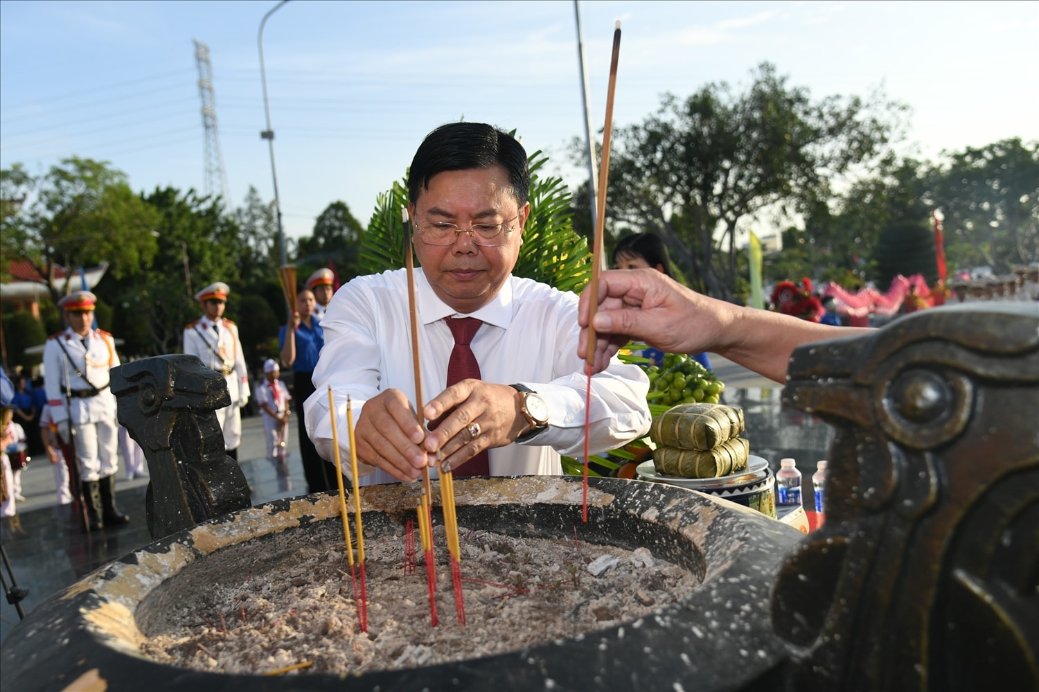 Bí thư  Tỉnh ủy Nguyễn Tiến Hải thắp hương trước anh linh các anh hùng liệt sĩ. (Ảnh: Phương Vũ)