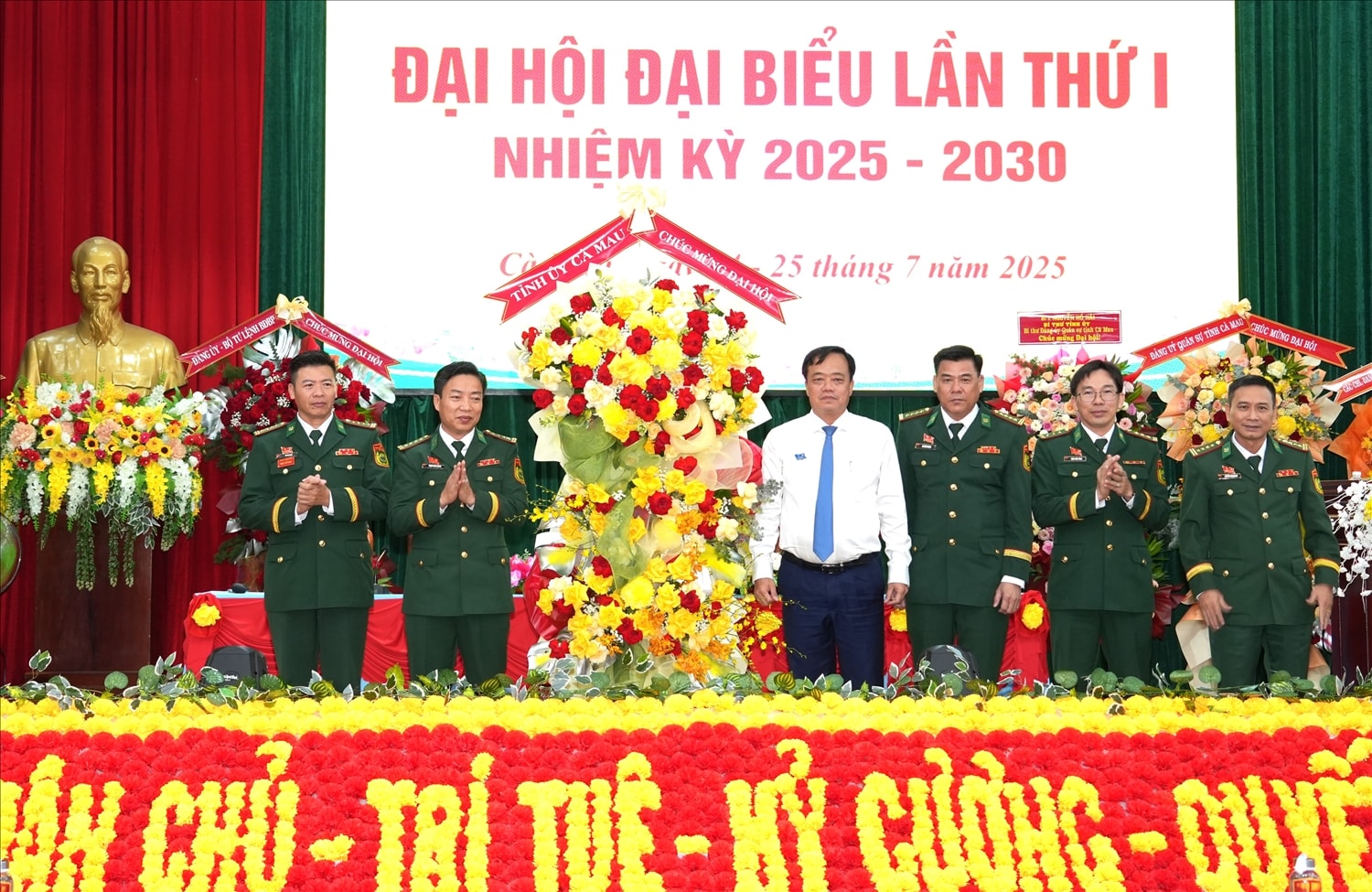 Ông Huỳnh Quốc Việt, Phó Bí thư Thường trực Tỉnh ủy Cà Mau, tặng hoa chúc mừng Đại hội