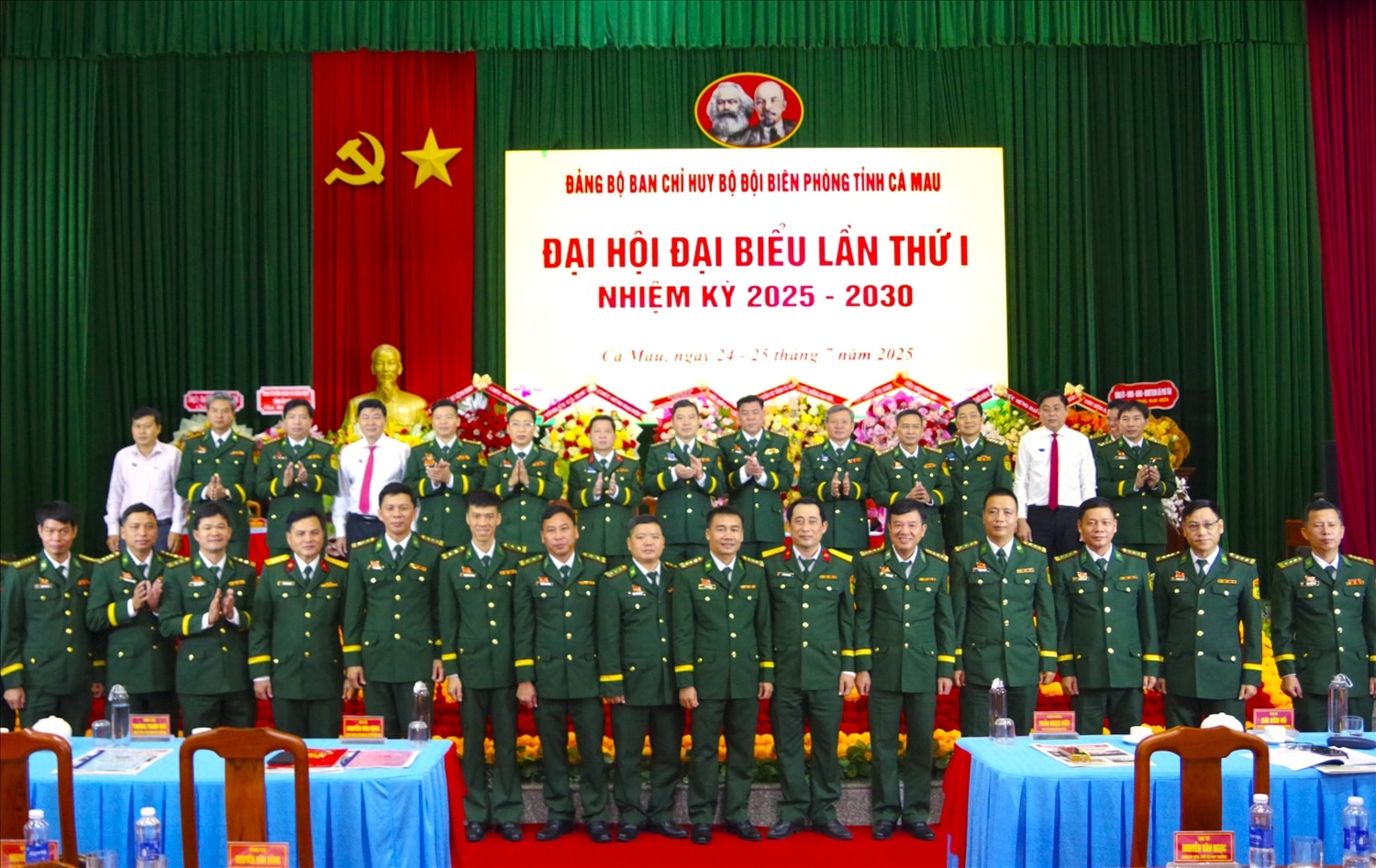 Các đại biểu chụp ảnh lưu niệm