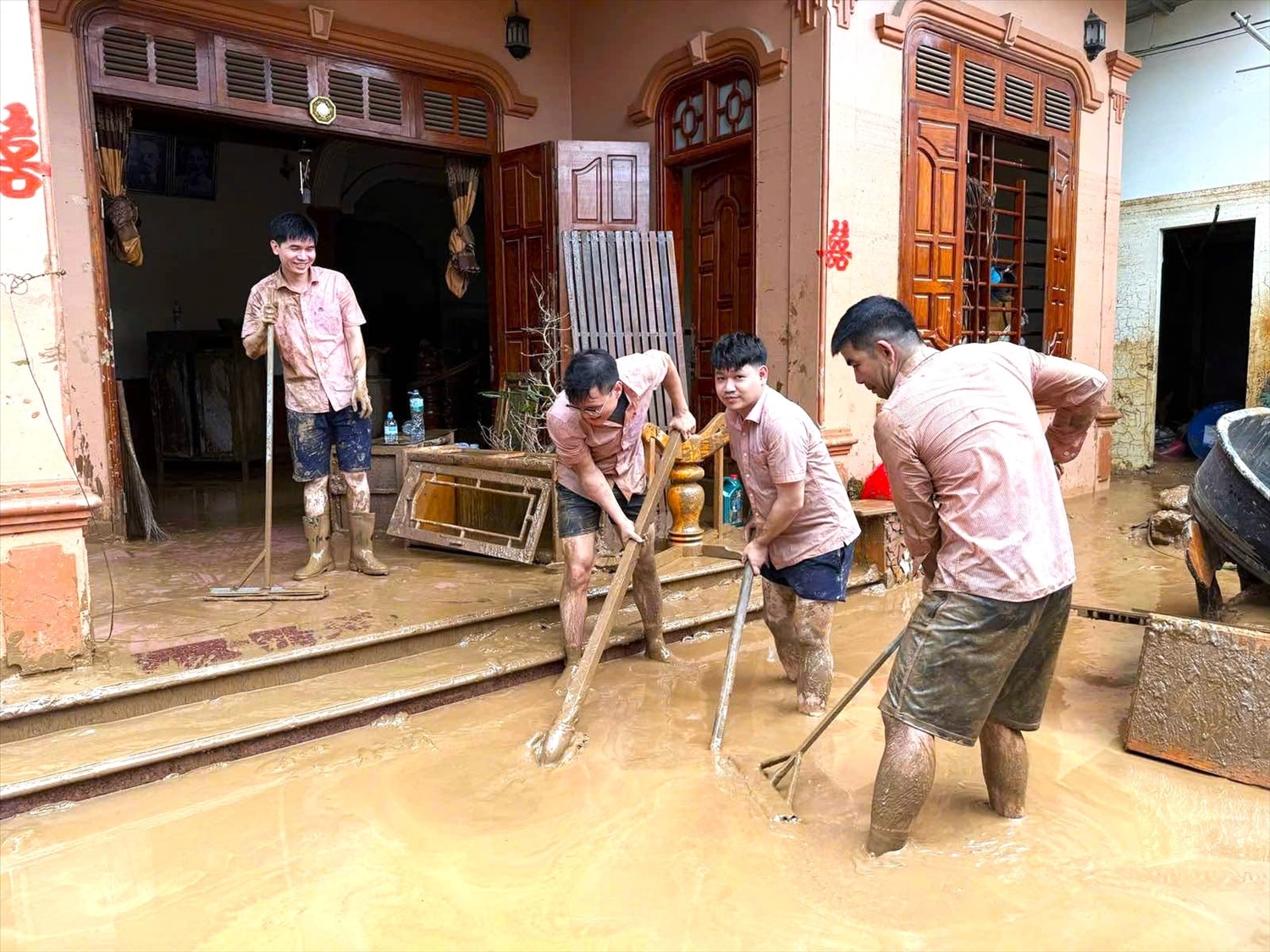 Phòng giao dịch NHCSXH Kỳ Sơn thường xuyên cử nhân sự túc trực giúp bà con bị thiệt hại đẩy bùn ra khỏi nhà