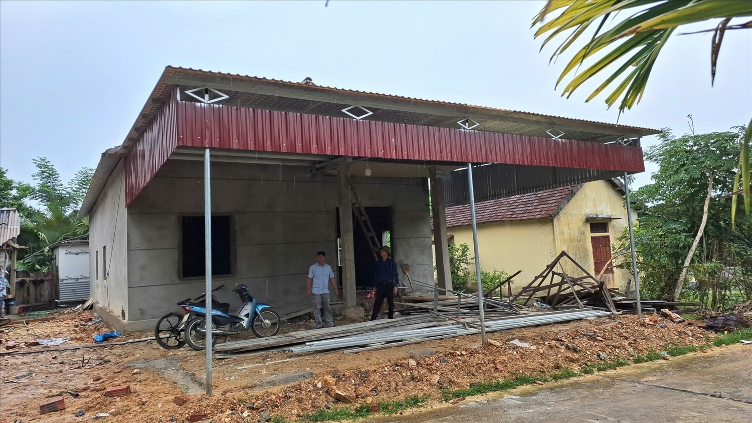 Ngôi nhà của hộ gia đình ông Vi Đình Vinh ở bản Tân Tiến, xã Sơn Lâm đã vào giai đoạn hoàn thiện (Ảnh: Phạm Tiến) Ngôi nhà của hộ gia đình ông Vi Đình Vinh ở bản Tân Tiến, xã Sơn Lâm đã vào giai đoạn hoàn thiện (Ảnh: Phạm Tiến)