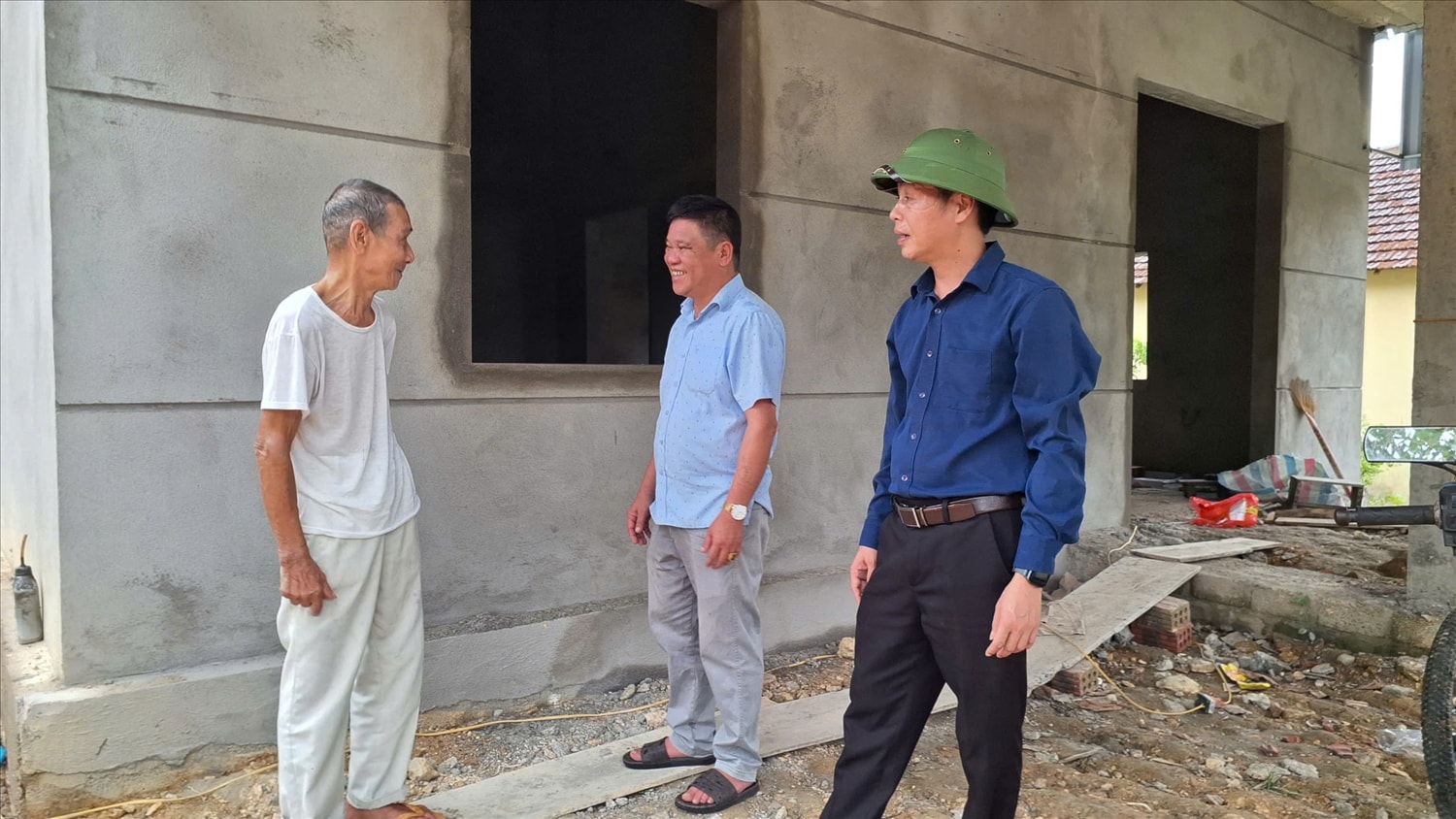 Ông Nguyễn Tài Diện (ngoài cùng bên phải), Phó Chủ tịch UBND xã Sơn Lâm đi kiểm tra tiến độ xây dựng nhà mới của chương trình xóa nhà tạm trên địa bàn (Ảnh: Phạm Tiến) Ông Nguyễn Tài Diện (ngoài cùng bên phải), Phó Chủ tịch UBND xã Sơn Lâm đi kiểm tra tiến độ xây dựng nhà mới của chương trình xóa nhà tạm trên địa bàn (Ảnh: Phạm Tiến)