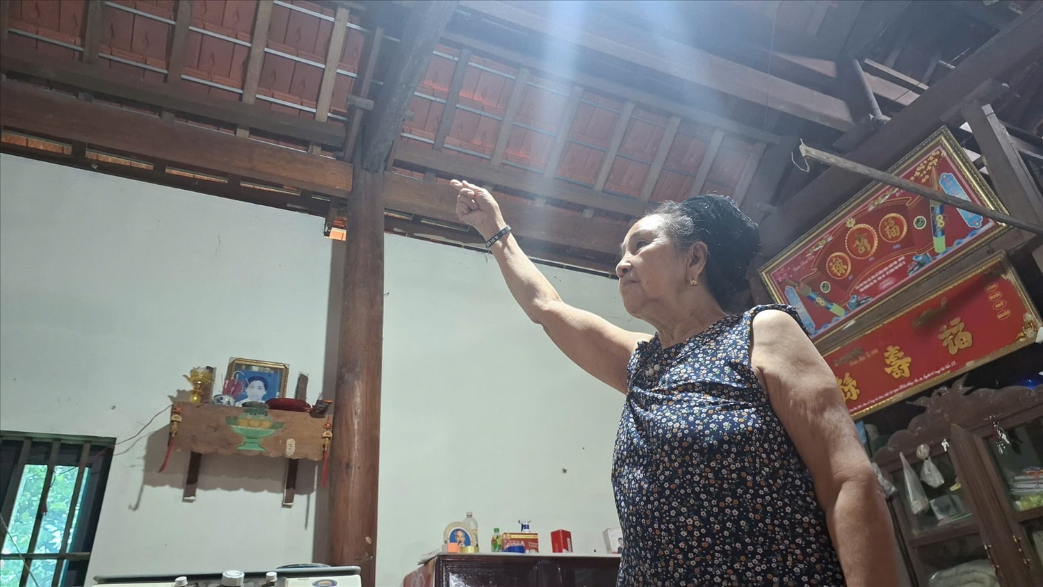 Bà Kha Thị Lý vui mừng khi ngôi nhà của gia đình mình đã được lợp ngói mới, sơn sửa lại tường bao khang trang (Ảnh: Phạm Tiến) Bà Kha Thị Lý vui mừng khi ngôi nhà của gia đình mình đã được lợp ngói mới, sơn sửa lại tường bao khang trang (Ảnh: Phạm Tiến)