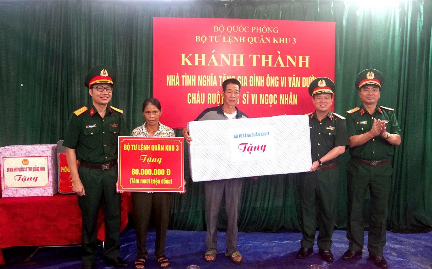 Thiếu tướng Khúc Thành Dư (thứ hai từ phải sang) trao số tiền hỗ trợ 80 triệu đồng và tặng quà cho gia đình ông Vi Văn Dường, thôn Khe Lánh, xã Bình Liêu (Ảnh: Văn Đảm - Bộ Chỉ huy Quân sự tỉnh Quảng Ninh)