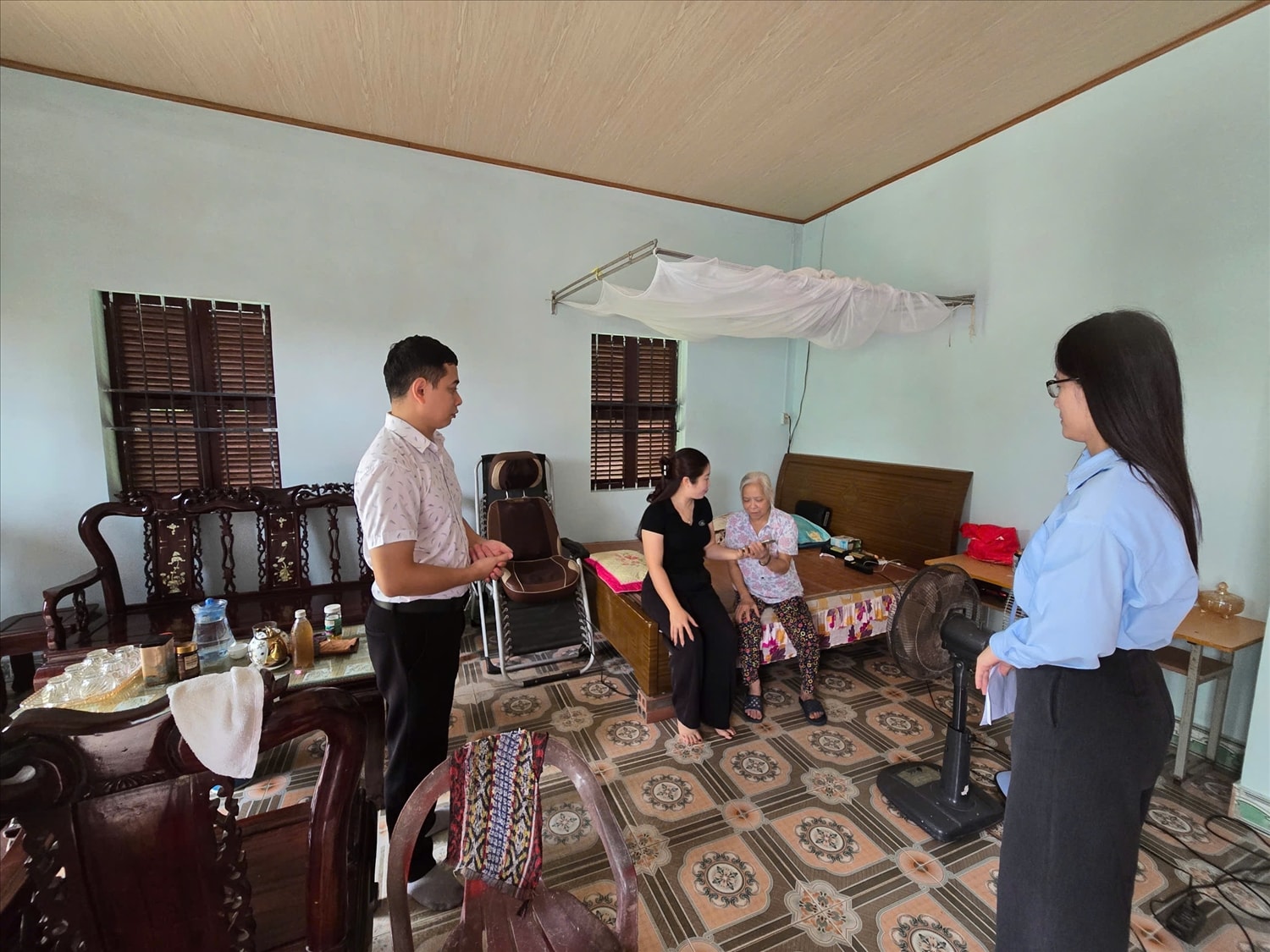 Cán bộ phường Việt Hưng thường xuyên thăm hỏi, động viên các gia đình chính sách