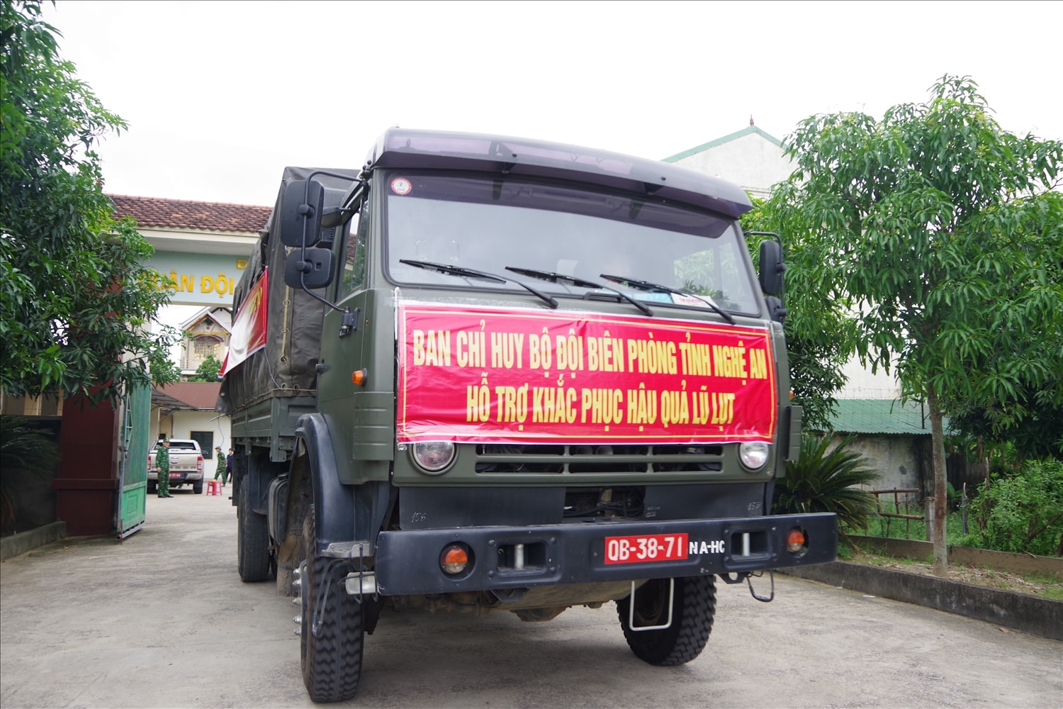 Ban chỉ huy Bộ đội Biên phòng tỉnh Nghệ An đã bố trí phương tiện, vận chuyển và cấp quân trang, vật chất, nhu yếu phẩm cho bà con vùng lũ