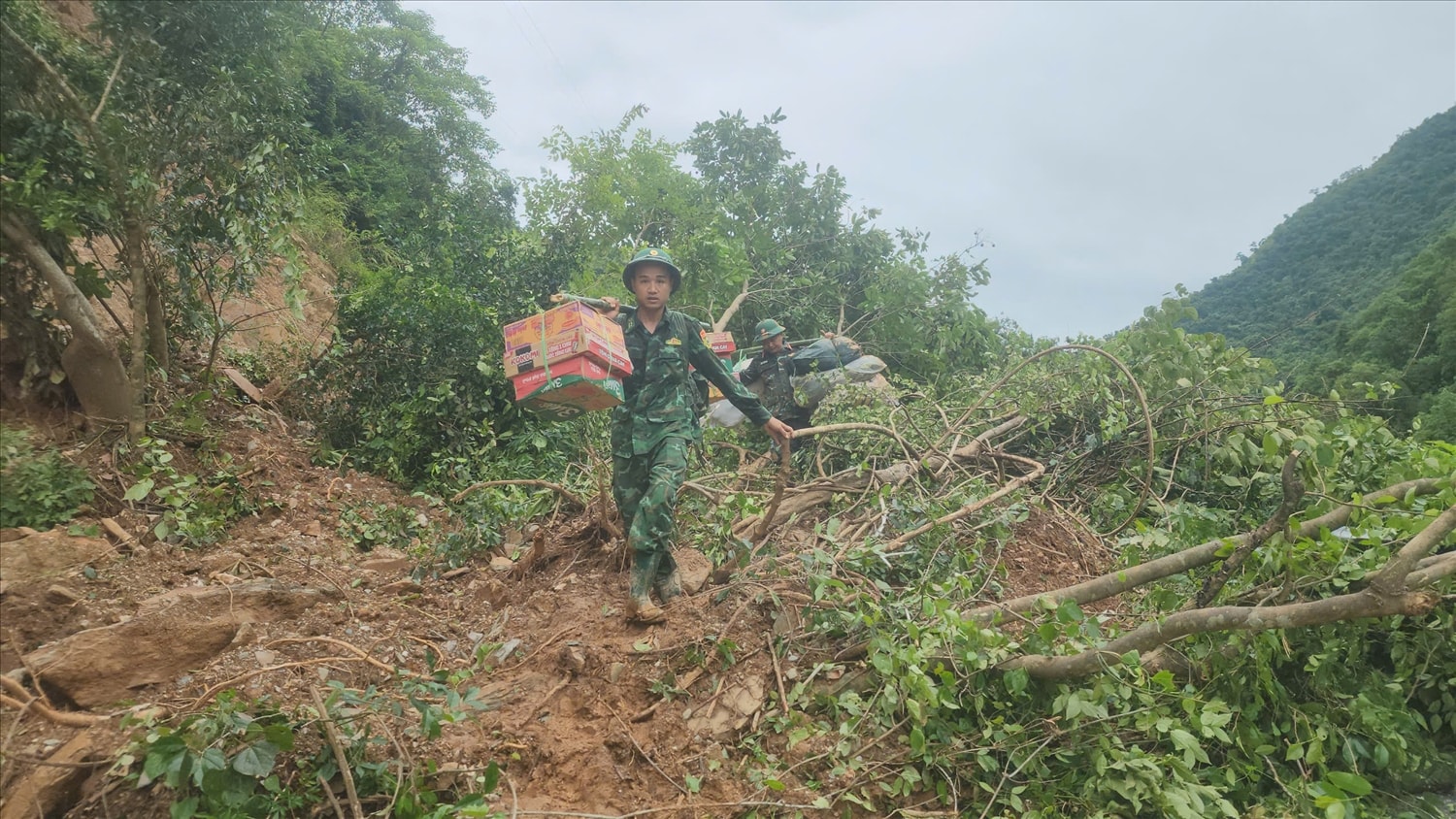 Do nhiều đoạn đường sạt lở nghiêm trọng nên cán bộ, chiến sĩ phải gánh lương thức đến điểm tập kết
