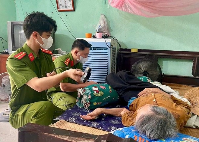 Cán bộ, chiến sĩ công an thực hiện công đoạn lấy mẫu ADN cho thân nhân liệt sĩ