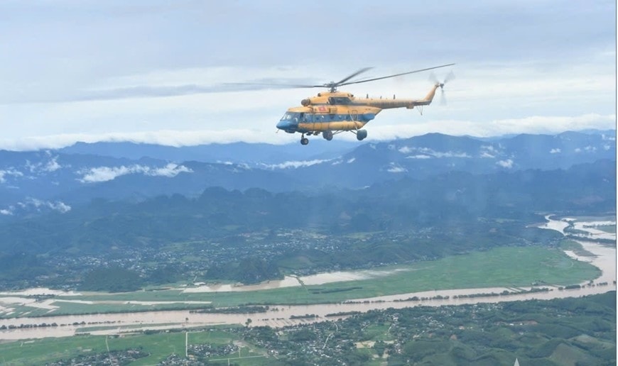 Trực thăng của Trung đoàn 916, Sư đoàn 371, Quân chủng Phòng không - Không quân thực hiện nhiệm vụ cứu trợ tại tỉnh Nghệ An.(ảnh CTV)