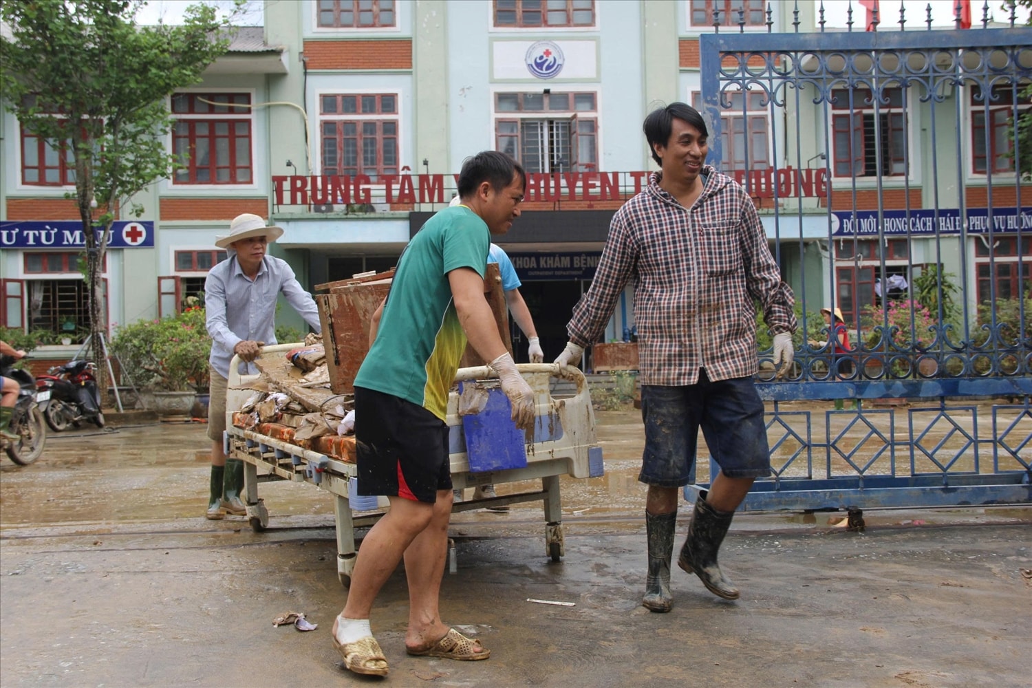 Trung tâm y tế Tương Dương ngổn ngang sau lũ dữ
