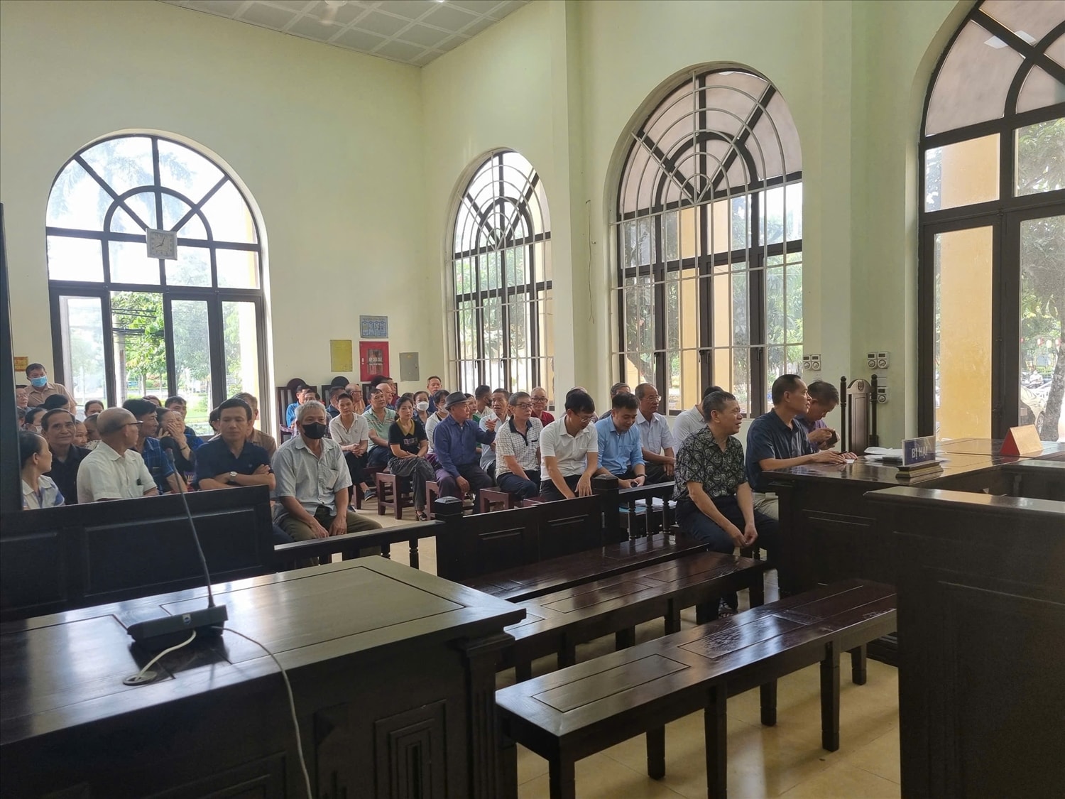 Hàng chục người dân làng Đồng Kỵ đến theo dõi phiên xét xử sơ thẩm trong các ngày 16/7 và 21/7/2025. Hàng chục người dân làng Đồng Kỵ đến theo dõi phiên xét xử sơ thẩm trong các ngày 16/7 và 21/7/2025.