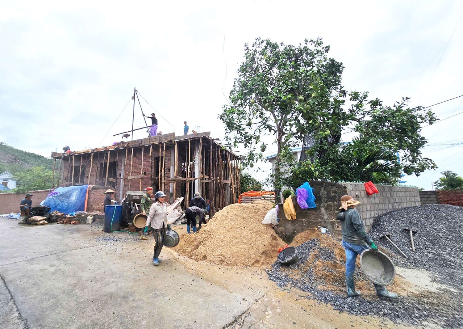 Đẩy mạnh tiến độ xây dựng nhà mới cho người có công bảo đảm an toàn trong mùa mưa bão