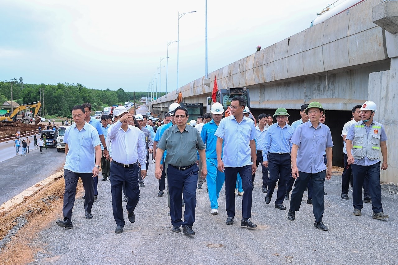 Thủ tướng Phạm Minh Chính kiểm tra tiến độ dự án đường cao tốc Vạn Ninh – Cam Lộ - Ảnh: VGP/Nhật Bắc Thủ tướng Phạm Minh Chính kiểm tra tiến độ dự án đường cao tốc Vạn Ninh – Cam Lộ - Ảnh: VGP/Nhật Bắc