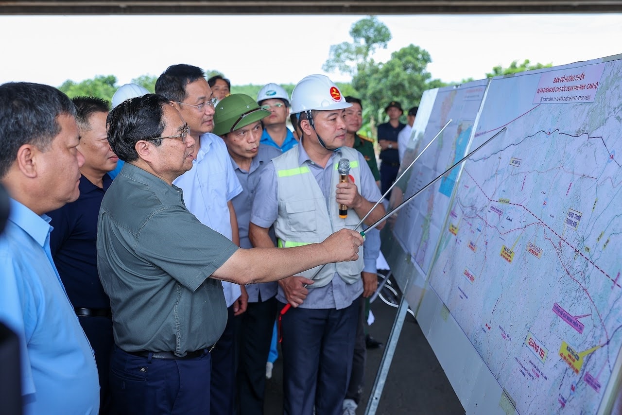 Thủ tướng yêu cầu Tỉnh khẩn trương quy hoạch, phát triển các khu công nghiệp, đô thị, dịch vụ… khai thác quỹ đất dọc theo các tuyến đường, phát triển kinh tế - xã hội - Ảnh: VGP/Nhật Bắc Thủ tướng yêu cầu Tỉnh khẩn trương quy hoạch, phát triển các khu công nghiệp, đô thị, dịch vụ… khai thác quỹ đất dọc theo các tuyến đường, phát triển kinh tế - xã hội - Ảnh: VGP/Nhật Bắc