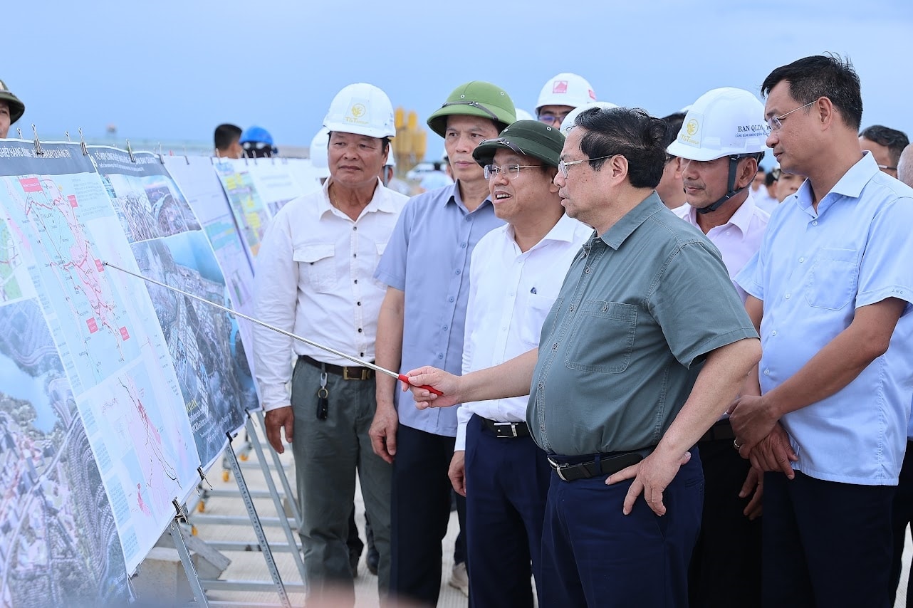 Thủ tướng kiểm tra 3 dự án cao tốc, sân bay, cảng biển trọng điểm tại Quảng Trị- Ảnh 5. Thủ tướng Phạm Minh Chính kiểm tra tiến độ dự án cảng hàng không Quảng Trị - Ảnh: VGP/Nhật Bắc Thủ tướng kiểm tra 3 dự án cao tốc, sân bay, cảng biển trọng điểm tại Quảng Trị- Ảnh 5. Thủ tướng Phạm Minh Chính kiểm tra tiến độ dự án cảng hàng không Quảng Trị - Ảnh: VGP/Nhật Bắc