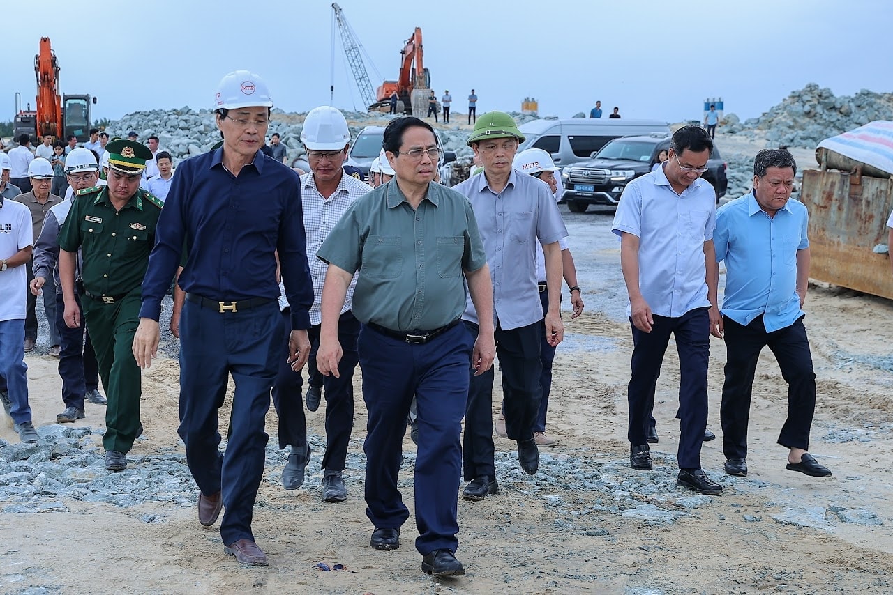 Thủ tướng Phạm Minh Chính kiểm tra dự án cảng nước sâu Mỹ Thủy - Ảnh: VGP/Nhật Bắc Thủ tướng Phạm Minh Chính kiểm tra dự án cảng nước sâu Mỹ Thủy - Ảnh: VGP/Nhật Bắc