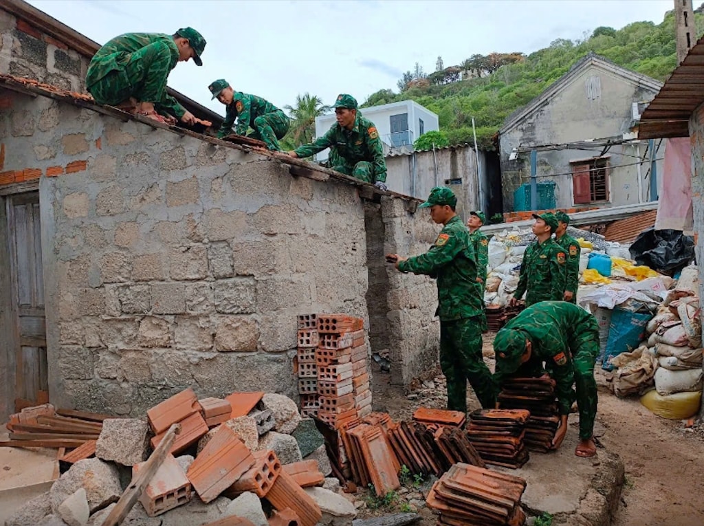 Lực lượng vũ trang tỉnh Gia Lai giúp gia đình chính sách sửa chữa nhà ở (Ảnh H.Phong) Lực lượng vũ trang tỉnh Gia Lai giúp gia đình chính sách sửa chữa nhà ở (Ảnh H.Phong)
