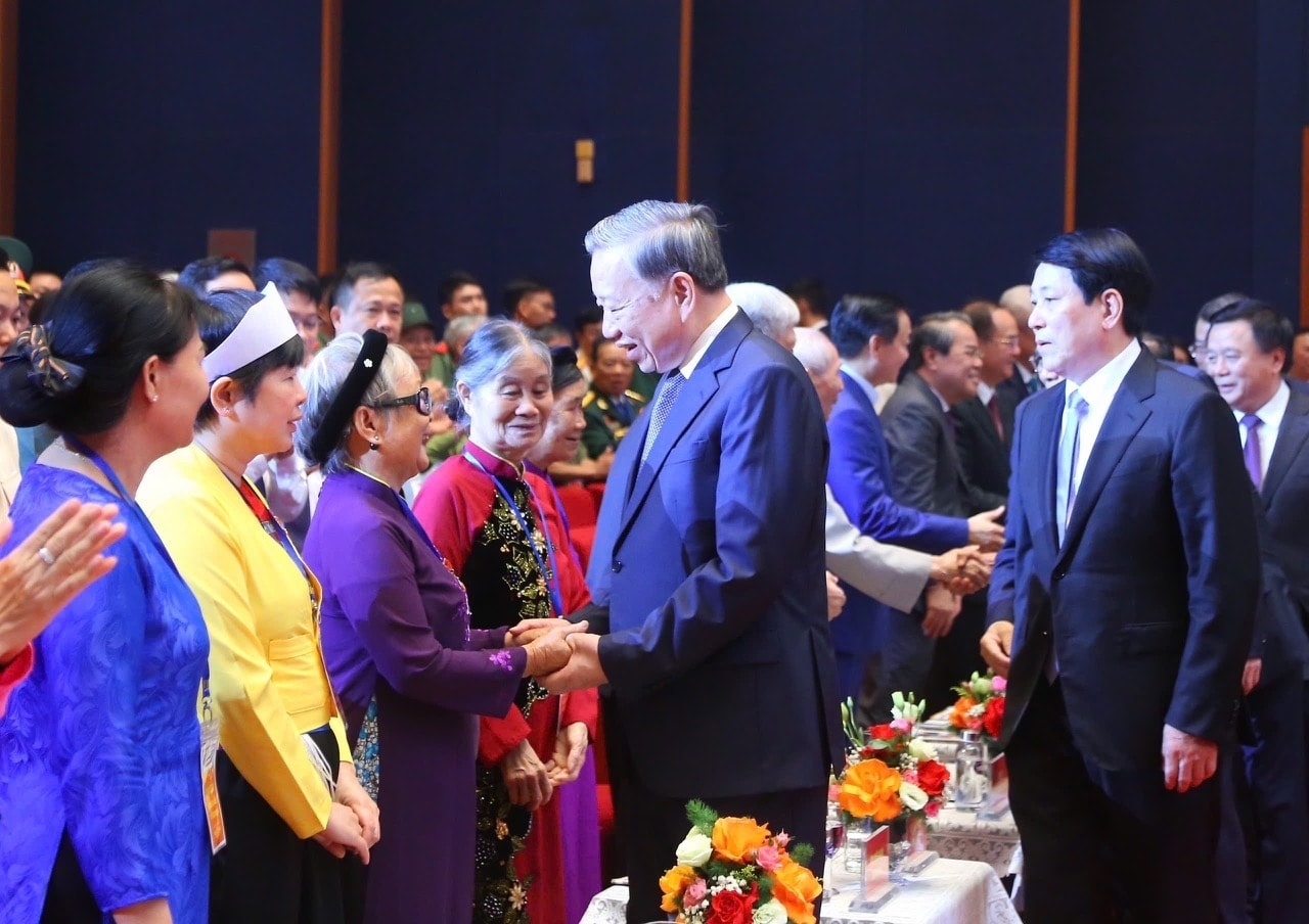 Tổng Bí thư Tô Lâm cùng các đồng chí lãnh đạo Đảng, Nhà nước gặp mặt 250 đại biểu người có công, nhân chứng lịch sử tại Trung tâm Hội nghị quốc gia, TP Hà Nội ngày 24/7/2025.