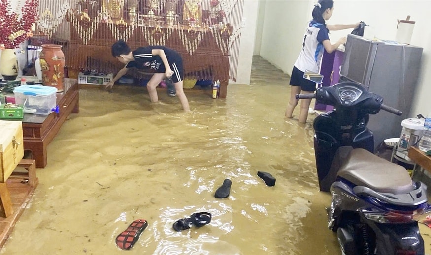 Nhiều nhà dân bị ngập sâu trong nước lũ. (Ảnh Trọng Bảo)