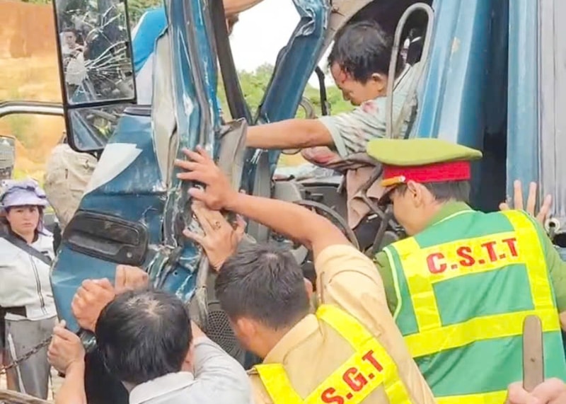 Lực lượng chức năng phải cạy cửa xe ô tô tải, đưa nạn nhân đi cấp cứu. (Ảnh: Phạm Nguyên)