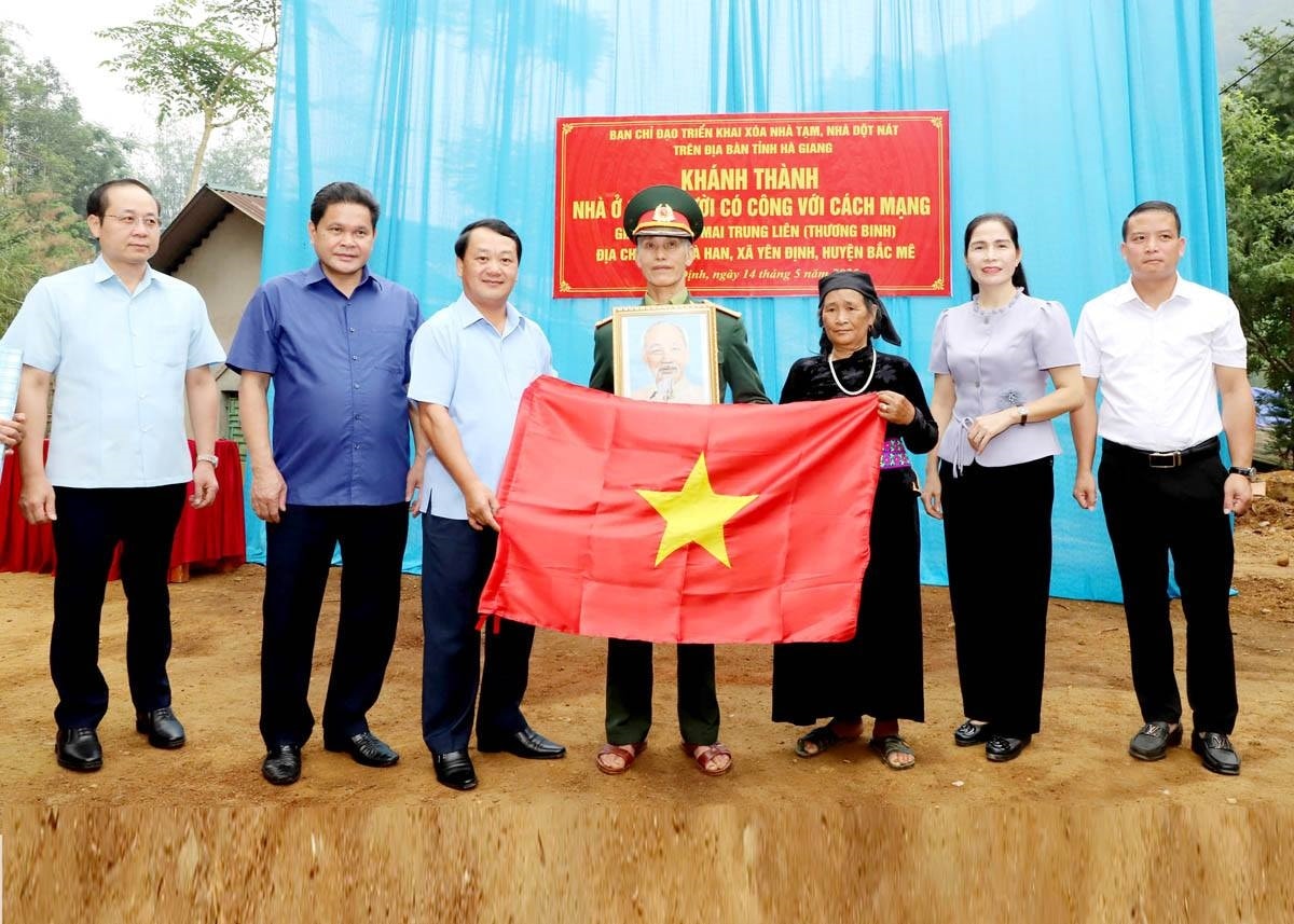 Bí thư Tỉnh ủy Tuyên Quang Hầu A Lềnh trao tặng ảnh Bác Hồ và cờ Tổ quốc cho gia đình thương binh Mai Trung Liên Bí thư Tỉnh ủy Tuyên Quang Hầu A Lềnh trao tặng ảnh Bác Hồ và cờ Tổ quốc cho gia đình thương binh Mai Trung Liên