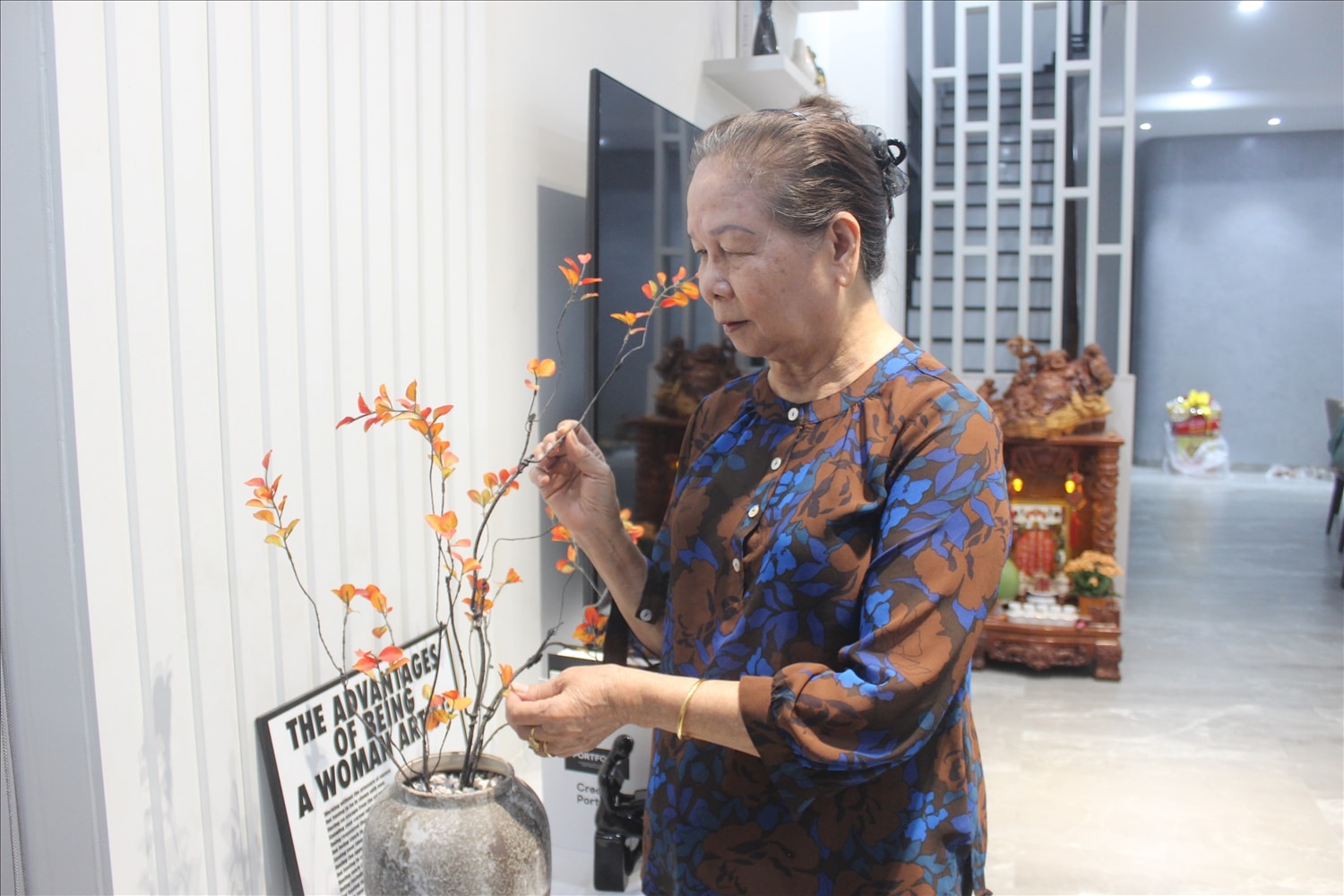 Ở tuổi 78, hai chữ “chiến tranh” vẫn còn đeo bám khiến bà Nghĩa nhói đau mỗi lần nhắc đến. (Ảnh: Tào Đạt)