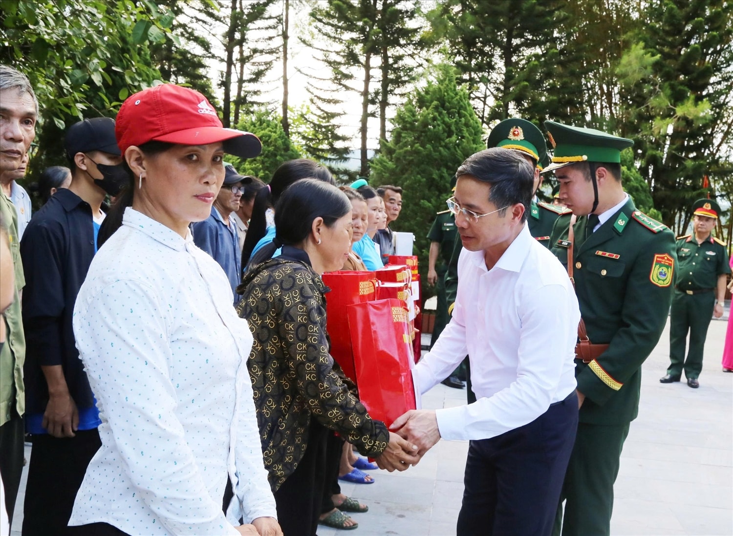 Lãnh đạo tỉnh Quảng Ninh tặng quà cho người dân thôn Pò Hèn, xã Hải Sơn