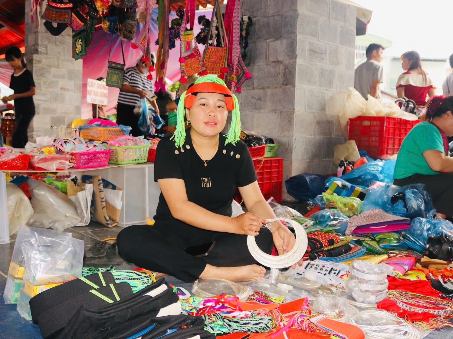 Khu vực bán phụ kiện, thổ cẩm sắc màu luôn được các bà, các chị tìm đến.