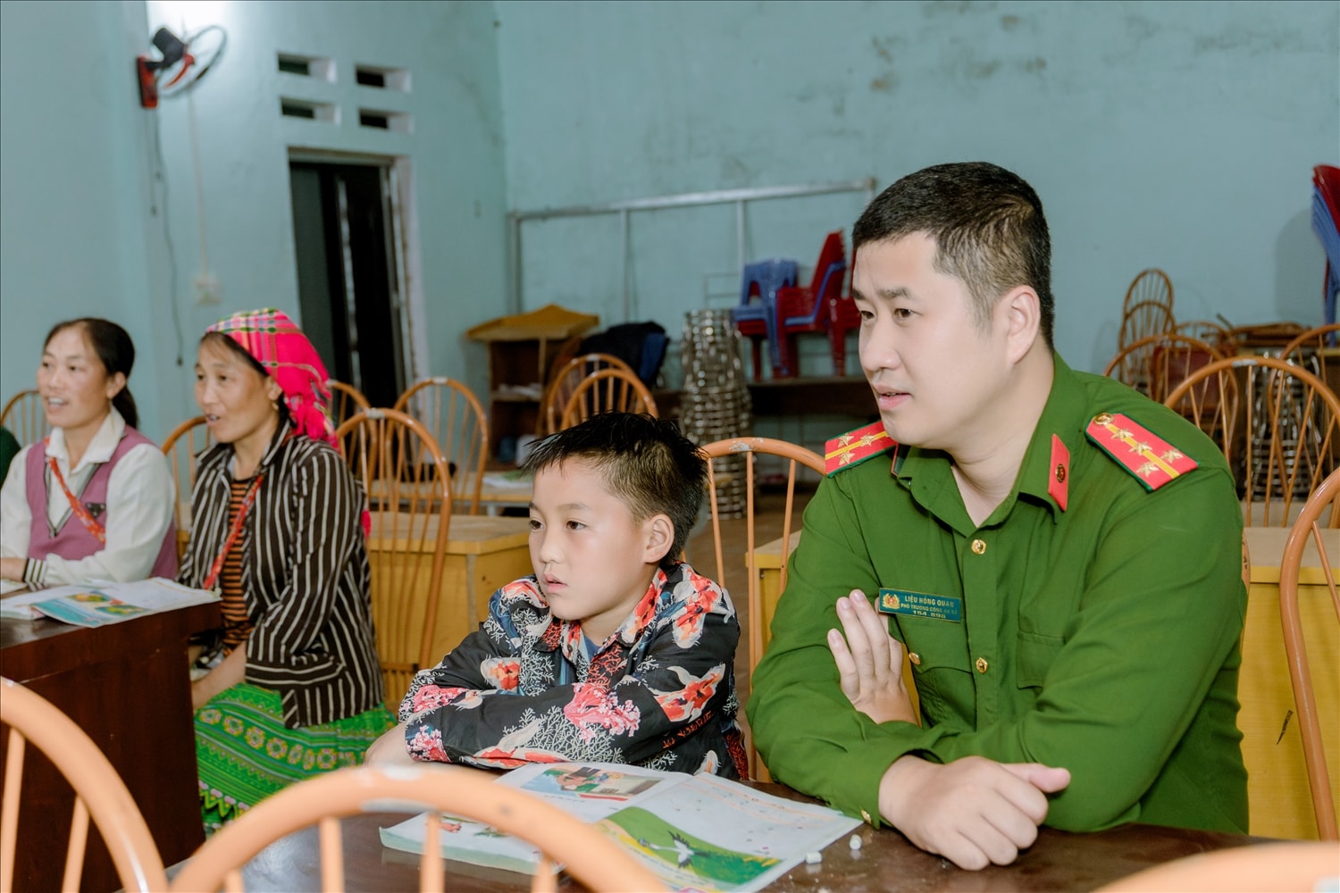 Tại lớp học cũng có những học viên lớn tuổi, các con đều đi làm ăn xa đành phải gửi lại cháu cho ông bà, thế nên cả ông bà cùng các cháu tới lớp Tại lớp học cũng có những học viên lớn tuổi, các con đều đi làm ăn xa đành phải gửi lại cháu cho ông bà, thế nên cả ông bà cùng các cháu tới lớp