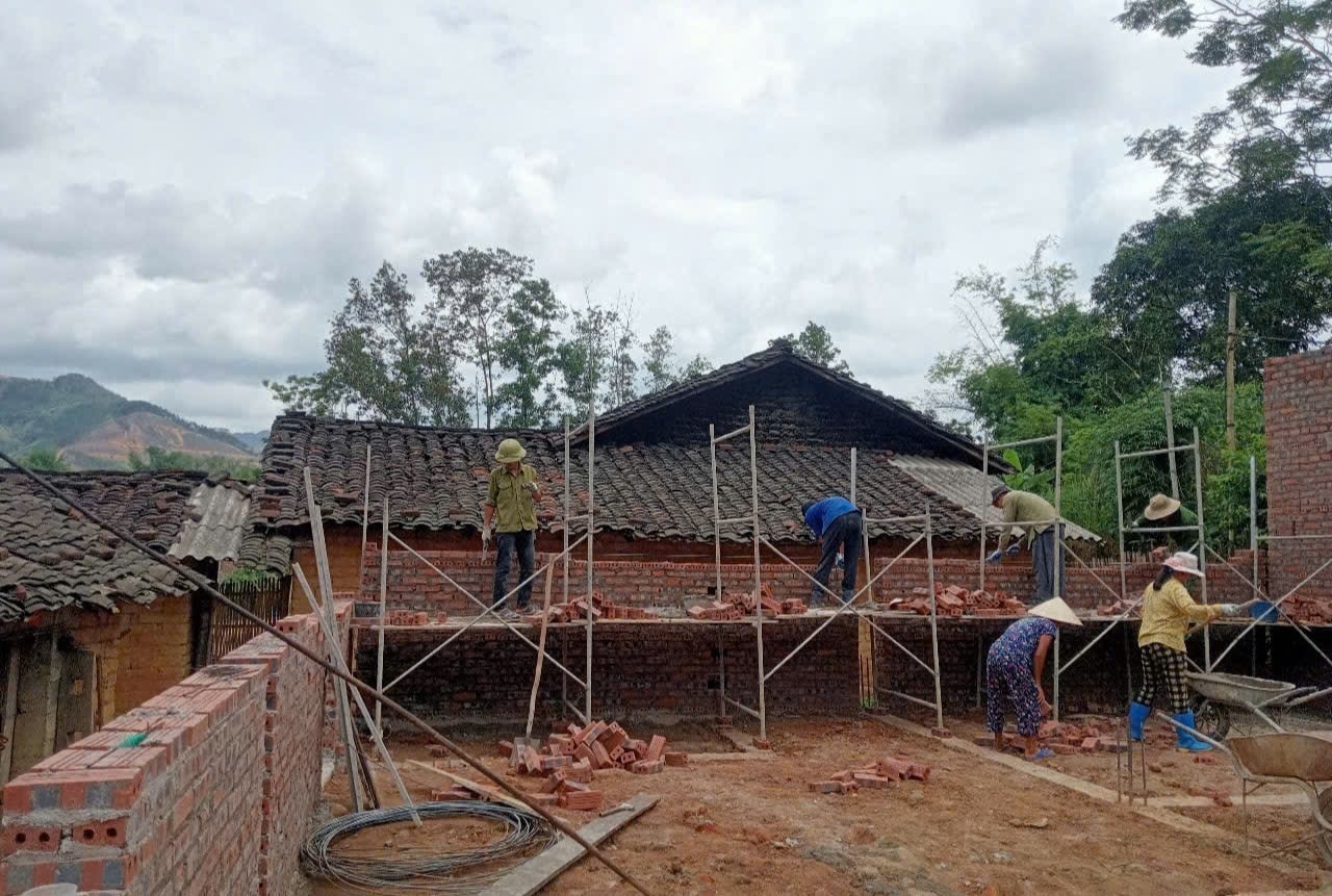 Bà con mỗi người một tay góp sức giúp gia chủ làm những căn nhà mới  (Ảnh: Mỹ Dung)