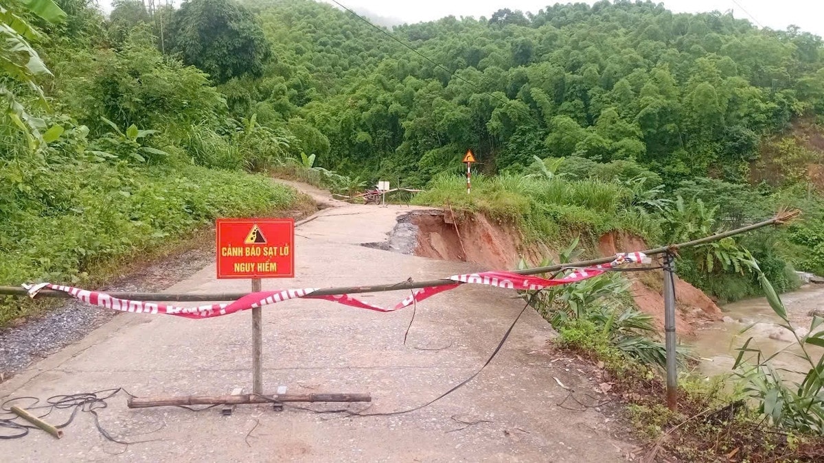 Cảnh báo không cho người dân và phương tiện qua lại tuyến đường bị sạt lở nhằm đảm bảo an toàn.