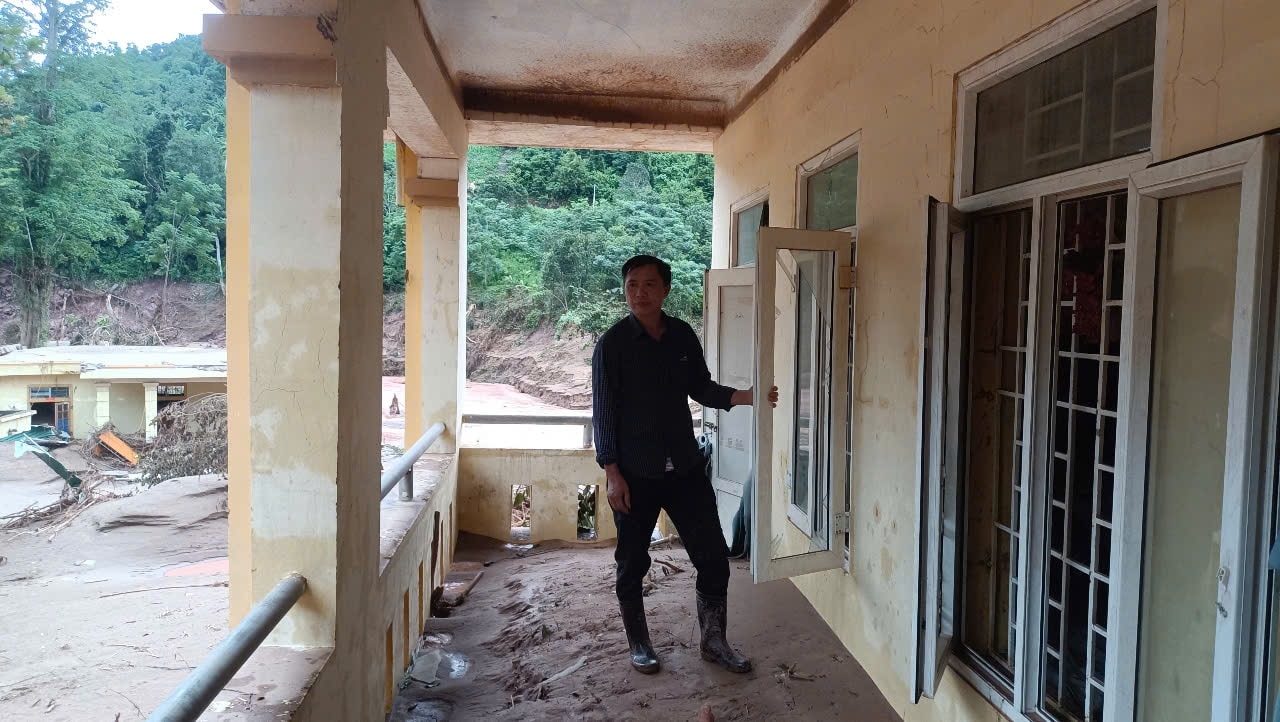 Hiệu trưởng Trường Phổ thông Dân tộc bán trú Tiểu học Mỹ Lý 2 -  Trần Sỹ Hà bật khóc khi nhìn ngôi trường chẳng còn lại gì ngoài bùn lũ dày đến hàng mấy mét  (Ảnh: Trường PTDT bán trú Mỹ Lý 2 cung cấp)