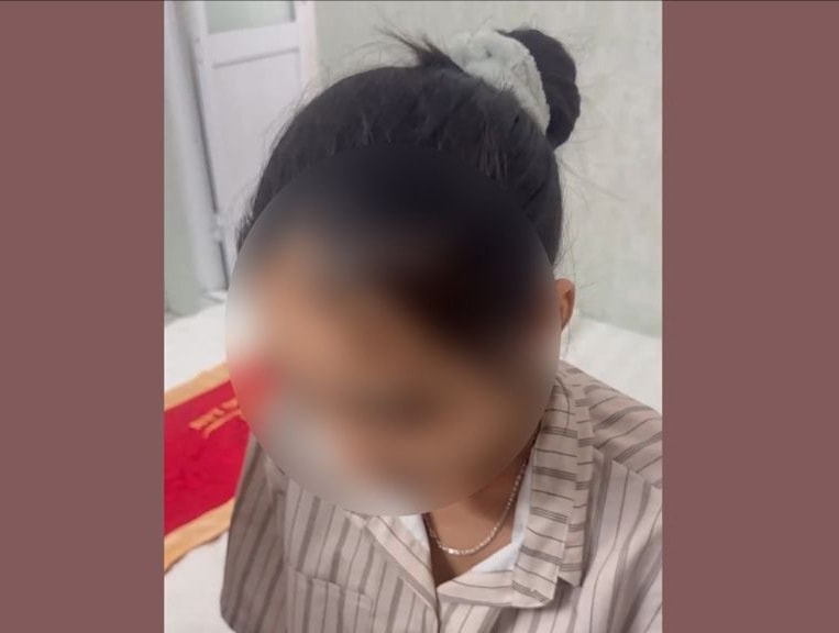 Nữ sinh Q. thời điểm được Công an TP HCM  giải cứu khi đang tự nhốt mình vì tưởng đang phối hợp với Cơ quan Công an.