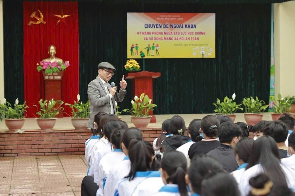 Thượng tá, Tiến sỹ Đào Trung Hiếu trong một buổi chia sẻ với trẻ em về kỹ năng sử dụng mạng xã hội an toàn