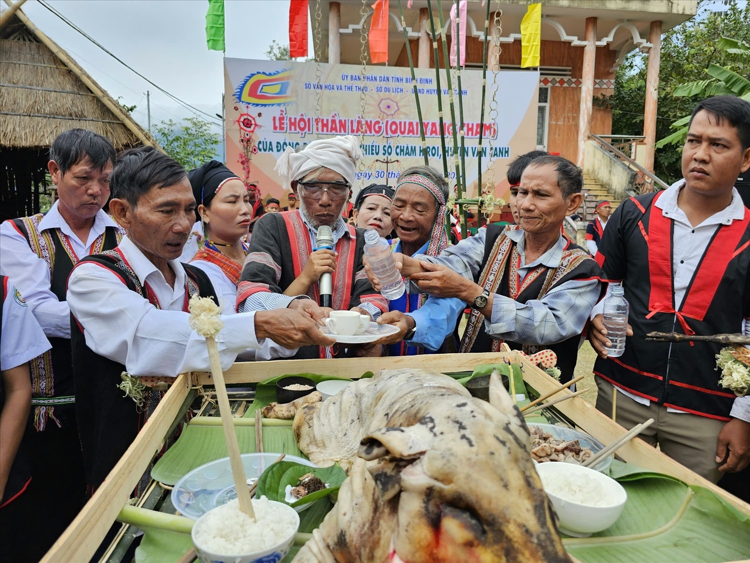Thầy cúng khấn thần linh phù hộ cho dân làng sức khoẻ, mùa màng bội thu (Ảnh L.Phương)