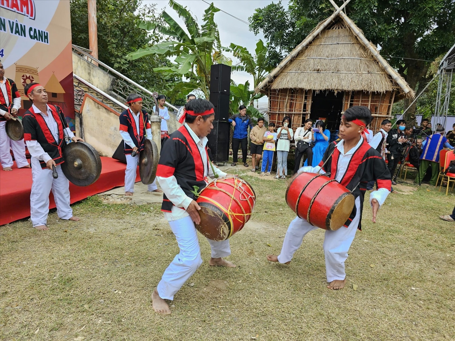 Trong Lễ cúng thần làng không thể thiếu tiết mục biểu diễn trống đôi (Ảnh L.Phương)