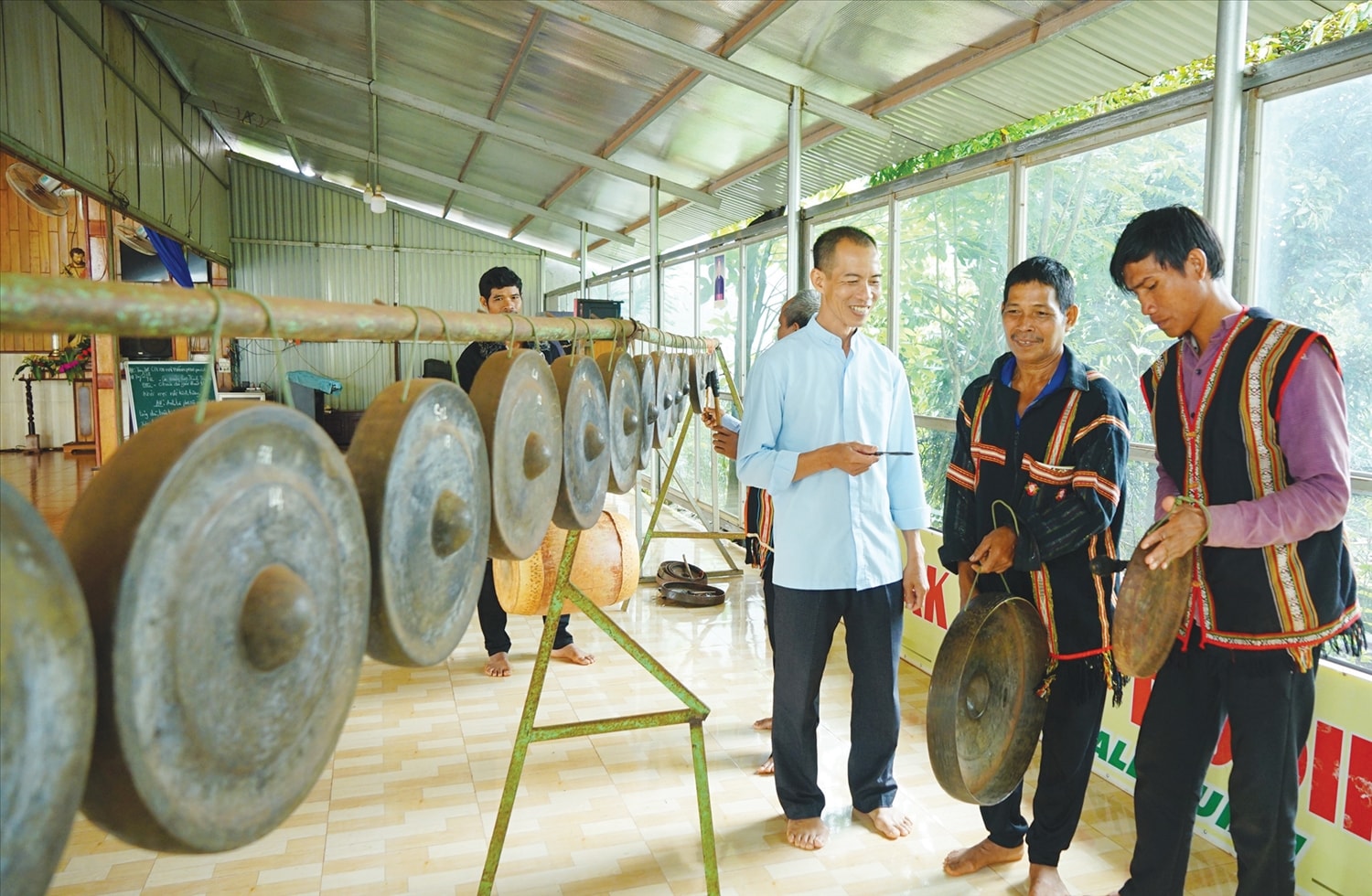 Bà con giáo dân gìn giữ văn hóa truyền thống của đồng bào Gia Rai, đánh chiêng, múa xoang vào những ngày lễ hội
