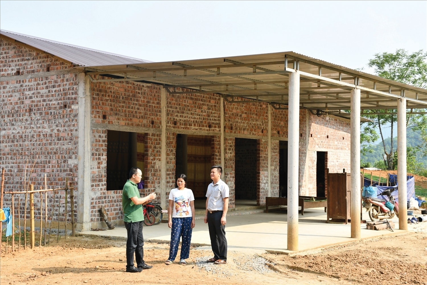 Chị Đinh Thị Bình ở thôn Thuận Hóa, xã Kim Điền, tỉnh Quảng Trị chia sẻ niềm vui khi được thụ hưởng chính sách hỗ trợ nhà ở từ Chương trình MTQG 1719