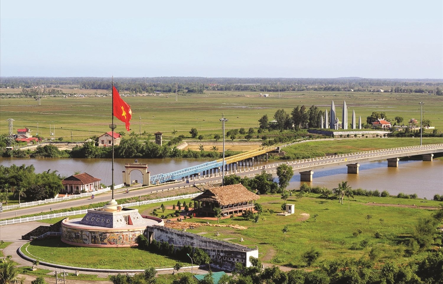 Kỳ đài và cây cầu Hiền Lương lịch sử. Ảnh minh họa