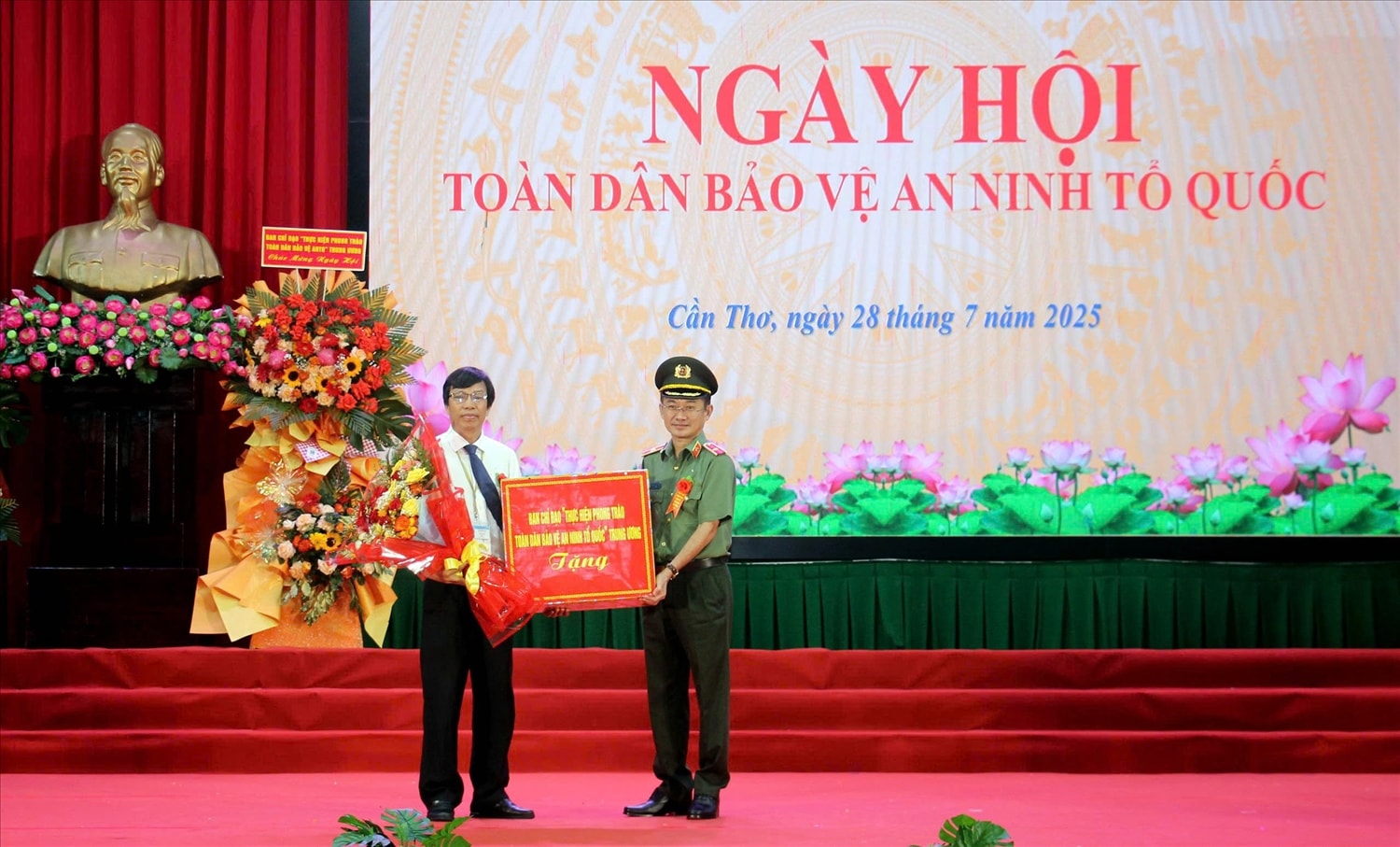 Thiếu tướng Trần Văn Dương, Cục trưởng Cục Xây dựng phong trào bảo vệ ANTQ trao hoa, quà của Bộ Công an tặng Ban Giám hiệu Đại học Cần Thơ.