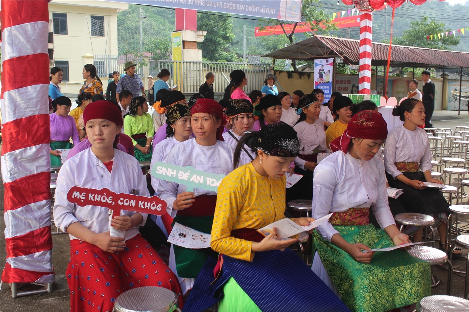 Chị em phụ nữ DTTS ở Hà Giang được tập huấn kiến thức làm mẹ an toàn và chăm sóc sức khỏe trẻ em
